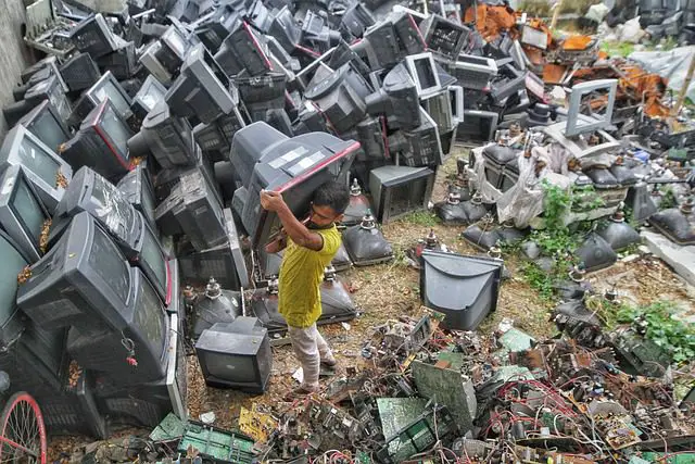 Finding an Electronic Waste Drop-Off Near Me to Safely Dispose of Old Devices 